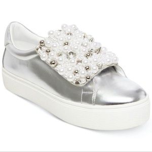 STEVE MADDEN LION SNEAKER IN SILVER.